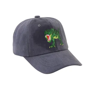 Gros plan d'une casquette de baseball grise pour enfants avec broderie de dinosaure vert