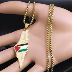 Primer plano del colgante mapa de Israel Palestina bañado en oro con esmalte de la bandera