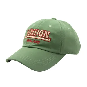 Détail de la broderie London England de haute qualité sur la casquette de baseball en toile olive