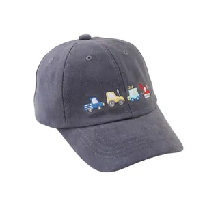 Dettaglio del cappellino grigio scuro per bambini con ricami di camion colorati