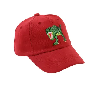 Détail de la casquette rouge en coton avec broderie dinosaure T-Rex et œillets d'aération