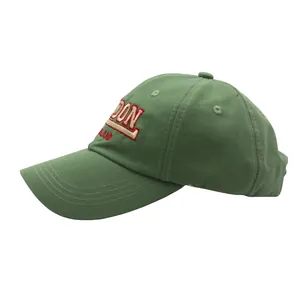 Gros plan sur casquette de baseball vert foncé avec broderie London England bicolore