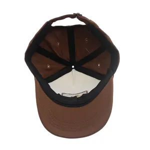 Dettaglio della fibbia in metallo regolabile e della fascia antisudore interna del cappello