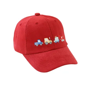 Cappellino da baseball rosso per bambini in velluto con ricami di camion animati