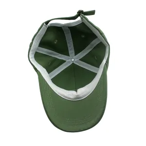 Détails de l'intérieur d'une casquette en coton vert armée avec coutures et boucle en métal