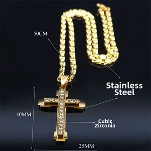Collier croix en acier inoxydable avec strass brillants sur fond noir à effet miroir
