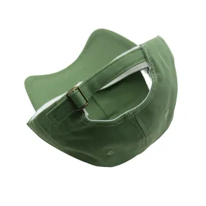 Détail de la boucle métallique réglable et des coutures de la casquette vert olive