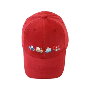 Dettaglio cappellino rosso per bambini con ricami di veicoli colorati in cartone