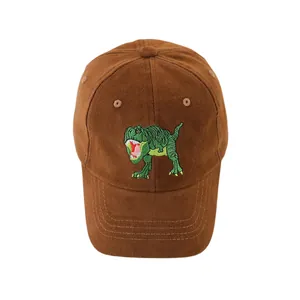 Détail de la casquette enfant en velours marron avec broderie de dinosaure T-Rex vert