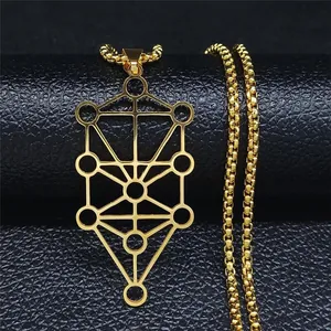 Close-up van gouden Levensboom hanger met ronde boxketting op een zwarte lederen achtergrond