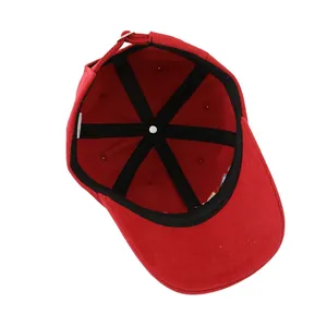Vista interna di un cappellino da baseball rosso in cotone per bambini con fibbia in metallo