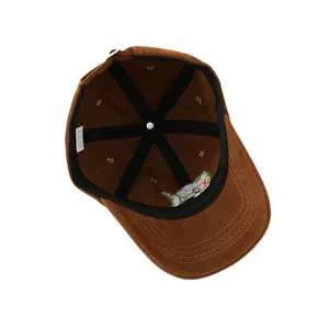 Vue détaillée de l'intérieur d'une casquette marron avec broderie de dinosaure