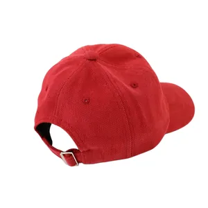 Vista posteriore del cappellino bimbo in velluto rosso con fibbia in metallo regolabile
