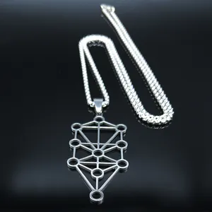 Roestvrijstalen ketting met levensboom hanger op een zwarte reflecterende achtergrond