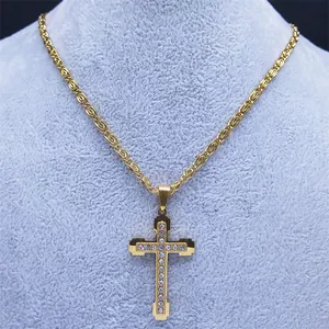Luxueux collier croix en acier doré avec cristaux incrustés sur une chaîne ornée