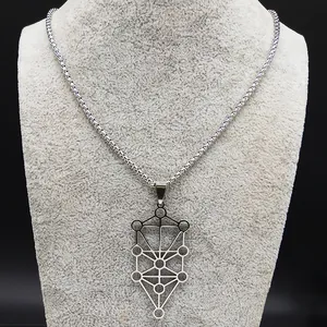Detailopname van een zilveren Sephirot Levensboom hanger aan een roestvrijstalen ketting