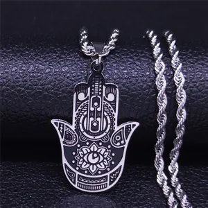Détail macro du pendentif Main de Fatma avec l'œil maléfique sur chaîne torsadée