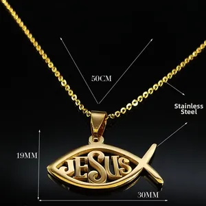 Collar de acero inoxidable dorado con colgante pez de Jesús sobre fondo negro espejo