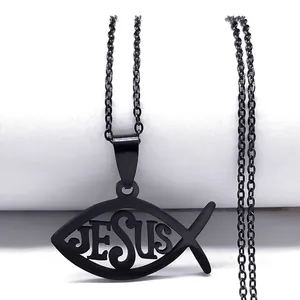 Primer plano del colgante de pez Ichthys negro con grabado Jesus y cadena mate