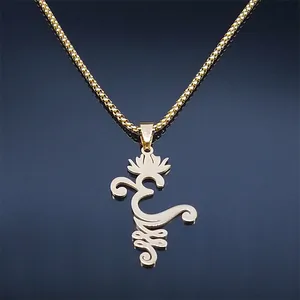 Vue macro d'un pendentif lotus doré avec symboles spirituels sur chaîne maille miroir