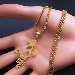 Détail du pendentif lotus doré en acier inoxydable avec symbole Om sur chaîne en métal