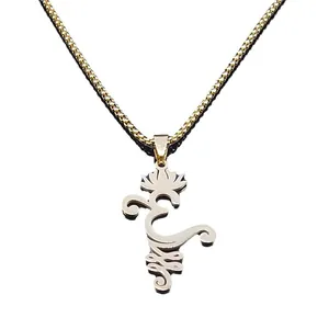Collier minimaliste en acier inoxydable doré avec pendentif symbole lotus Unalome sur fond blanc