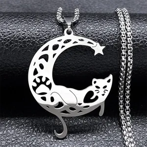Detalle del colgante de luna y gato plateado con patrones de estrellas calados