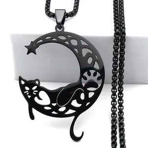 Primer plano del colgante de gato y luna negra mate con detalles calados