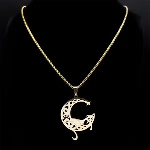 Collar dorado minimalista con colgante de luna y gato en un busto de joyería