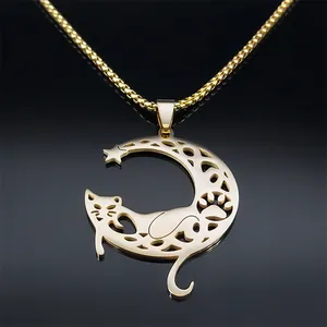 Collar chapado en oro con colgante de luna y gato sobre fondo de espejo negro