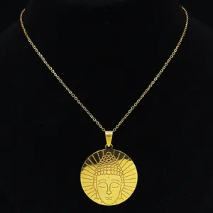 Collar con colgante de Buda dorado en acero inoxidable grabado sobre un fondo negro