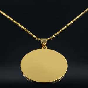 Collar con colgante redondo de oro pulido en acero inoxidable con acabado de espejo