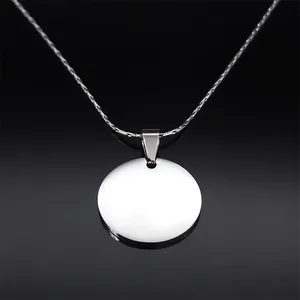 Collana in acciaio inossidabile argento lucido con ciondolo tondo su base a specchio nera