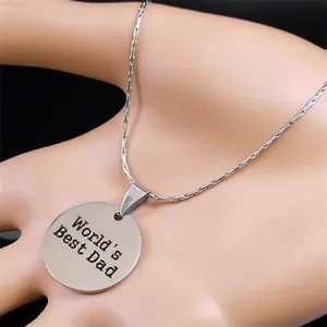 Dettaglio del ciondolo circolare inciso World's Best Dad in finitura argento lucido