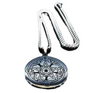 Gepolijste roestvrijstalen pentagram en levensboom hanger ketting op zwarte achtergrond