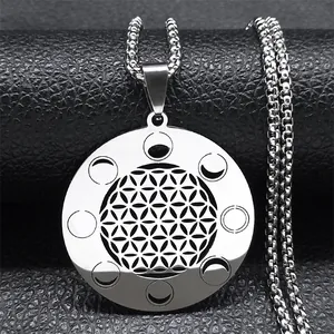 Gros plan du pendentif Fleur de Vie en acier inoxydable avec phases lunaires sur cuir
