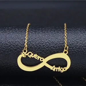 Vue macro du pendentif infini doré avec gravure Te Quiero sur fond de cuir noir