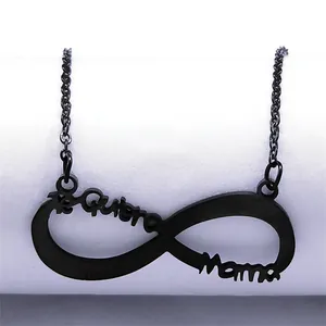 Détail du pendentif infini noir avec gravure Te Quiero Mama sur une chaîne fine