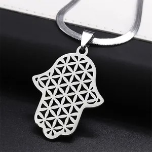 Détail du pendentif Main de Fatma avec motifs floraux géométriques en acier argenté