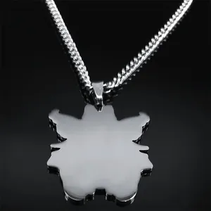 Silberne Edelstahlkette mit Geister-Anhänger auf schwarzem reflektierendem Hintergrund