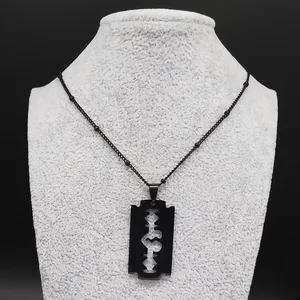 Collana gotica con ciondolo a lama di rasoio nera e catena a sfere su modello