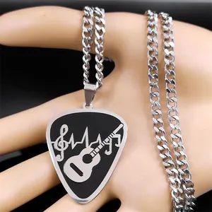 Nahaufnahme von Gitarrenplektrum-Anhänger mit Noten und Herzschlag auf einer Kette