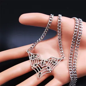 Collier gothique avec pendentif toile d'araignée en acier inoxydable et détails d'araignées noires