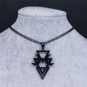 Collier gothique noir avec pendentif lune géométrique et triangles sur mannequin