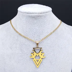 Collier géométrique lune et triangle en acier inoxydable doré sur un mannequin