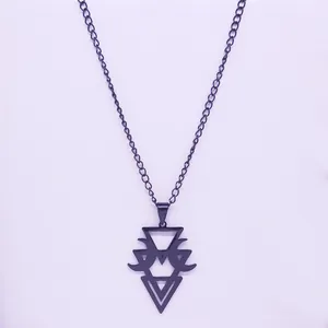 Détail du collier gothique noir mat avec pendentif géométrique lune et triangles sacrés