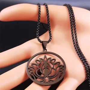 Collana con ciondolo a forma di loto nero minimalista con design geometrico traforato