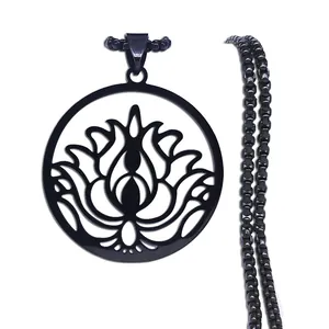 Collana minimalista in acciaio nero con ciondolo a forma di fiore di loto traforato