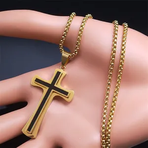 Luxuriöse gold-schwarze Kreuz-Anhänger Halskette mit polierter Box-Kette im Display