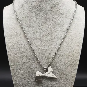 Detalle del colgante mapa de Guadalupe con cadena box en un soporte de terciopelo gris